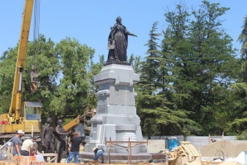 В столице Крыма водрузили памятник Екатерине II, который не давала восстановить Украина