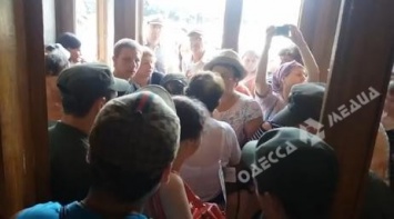 Переселнцы заблокировали вход в Одесскую ОГА (видео)