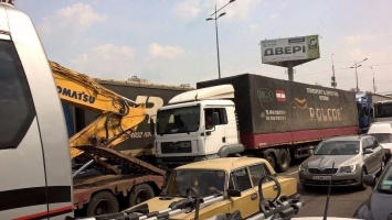 В дневное время грузовикам запретили въезд в Киев