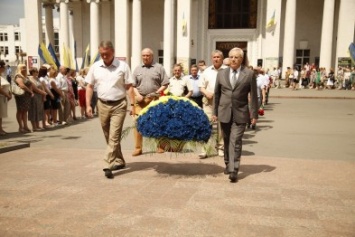 Юрий Вилкул возложил цветы к памятнику Шевченко и рассказал, что является залогом скорейшего наступления мира в стране (ФОТО)