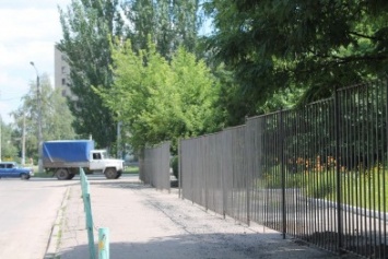 Еще одну из школ города Славянска огораживают забором