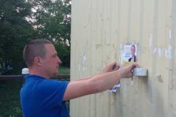 Кандидат в народные депутаты сам расклеивает свои агитки в селе на Херсонщине (фото)