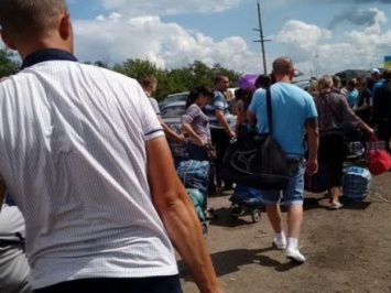 Пожилая женщина потеряла сознание в очереди на КПВВ в Донецкой области - ОБСЕ