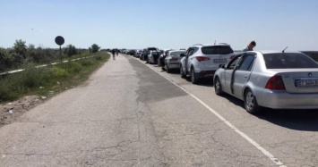 Пробка на КПВВ «Чонгар»: в Крым едут машины с номерами из Востока Украины