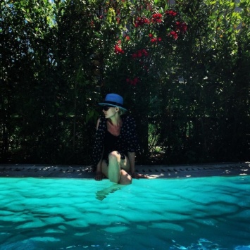 Рената Литвинова в купальнике отдыхает у бассейна