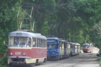 В Днепре сразу остановилось около десяти трамваев (ФОТО)