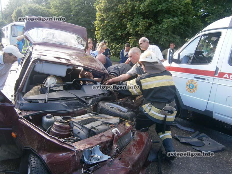 ДТП на Кировоградщине: зажатого в искореженной Таврии водителя извлекали спасатели. ФОТО