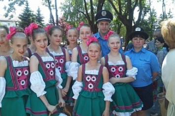 Милиционеры Кривого Рога поздравили детей Дзержинского района