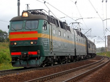 Поезд в Хмельницкой области сбил 27-летнюю девушку
