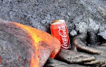 Завораживающее видео: поток лавы уничтожает банку кока-колы