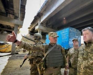 Страха нет: Порошенко на передовой под Донецком (ВИДЕО)