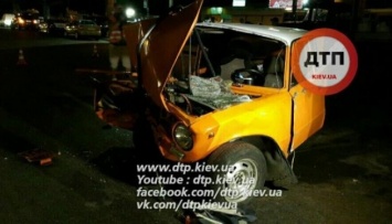 ДТП в Киеве: две легковушки врезались в кран, есть пострадавшие