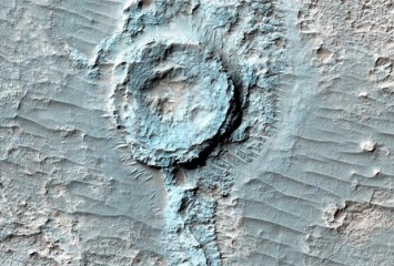 Ученые NASA заметили перевернутый кратер на Марсе