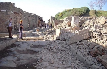 Ученые при раскопках древнего магазина Помпеи нашли монеты и скелеты