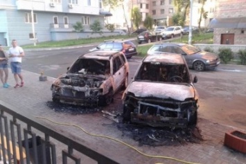 В Голосеевском районе во дворе дома сгорело две иномарки (ФОТО)