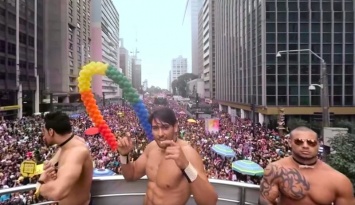 Google пригласила владельцев iPhone на виртуальный гей-парад