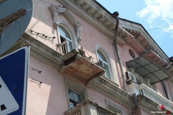 На улице Соборной обвалился балкон третьего этажа