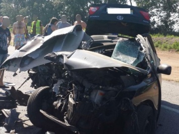 В результате столкновения легкового автомобиля с грузовиком в Полтавской области погибли два человека