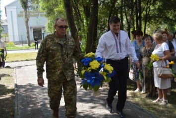 В Северодонецке возложили цветы к памятникам Шевченко и Франко по случаю двадцатой годовщины Конституции Украины (ФОТО)