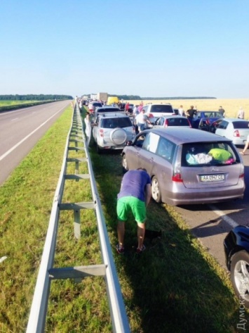 На трассе Одесса-Киев образовалась километровая пробка из-за ДТП: водители ломают ограждение и едут по встречке