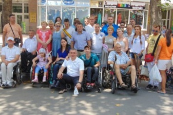 "За безбарьерность!" - первые лица Николаева сели в инвалидные коляски в знак солидарности (ФОТО, ВИДЕО)