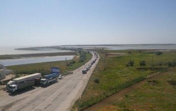 Пограничники заявляют об очереди из 130 авто на админгранице из Крымом