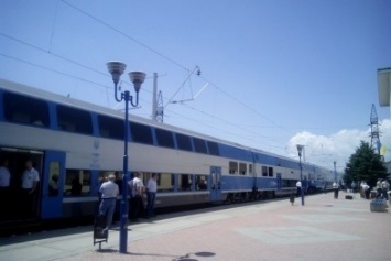 Поезда на Геническ не могут вместить всех туристов