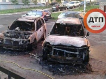 Ночью в Киеве полностью сгорели 2 автомобиля