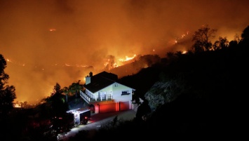 В Калифорнии из-за пожаров уничтожены более 150 домов