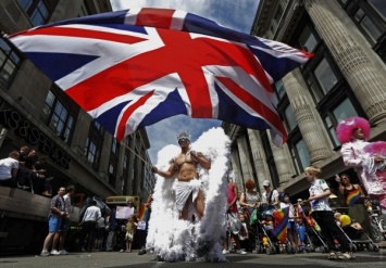 В Лондоне на гей-параде полицейские решили пожениться