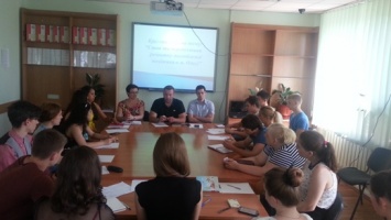 Празднование Дня молодежи в Одессе началось с обсуждения серьезных вопросов