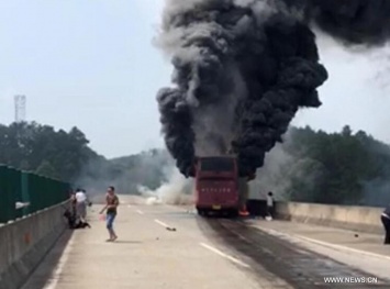 В Китае 30 человек заживо сгорели в туристическом автобусе
