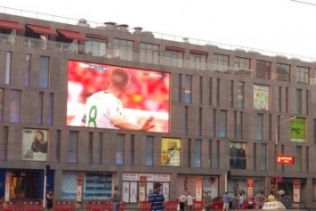 В центре Днепра проводят открытые трансляции по футболу