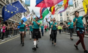 Десятки тысяч людей во главе с мэром Лондона приняли участие в ежегодном гей-параде