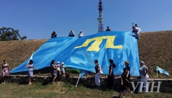 В Херсоне развернули большой крымскотатарский флаг