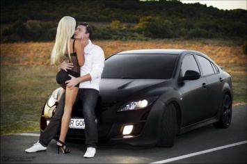 В Екатеринбурге застукали пару, занимающуюся любовью прямо на капоте авто