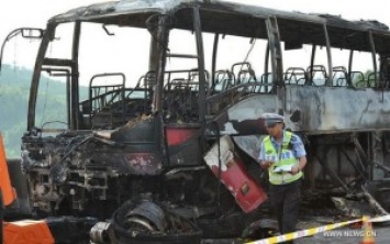 В Китае на трассе после ДТП сгорел автобус - погибли 35 людей