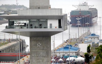 По новому расширенному Панамскому каналу прошло первое судно