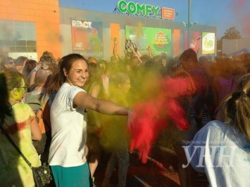 В Полтаве состоялся праздник красок Holi fest