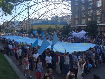 Меджлисовцы провели шествие по Киеву с флагом, доставленным из Турции