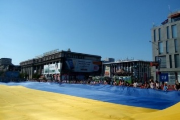 В Днепре развернули самый большой флаг Украины в мире (ФОТО)