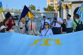 В центре Киева пронесли самый большой в мире крымскотатарский флаг