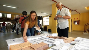 Экзитполы: ни одна из испанских партий не добилась абсолютного большинства