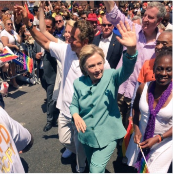 Хиллари Клинтон показательно прошлась в колонне гей-парада в Нью-Йорке
