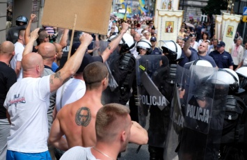 Польские радикалы с криками о Волынской резне напали на украинскую церковную процессию