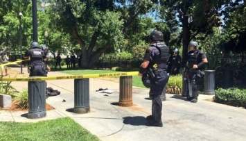 В Калифорнии 5 человек получили колотые ранения в столкновении с неонацистами