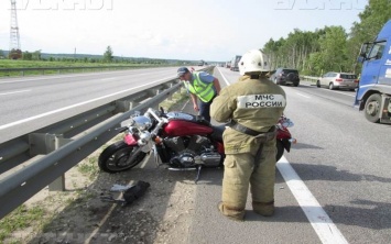 Мотоциклист врезался в грузовик на трассе М-4 в Липецкой области