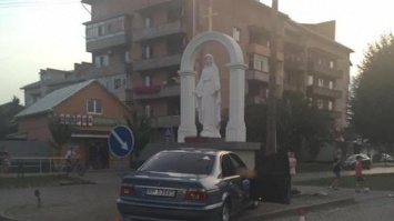 В Мукачево водитель BMW протаранил скульптуру Девы Марии