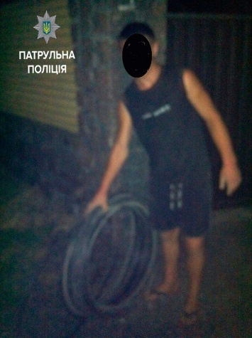 В Запорожье "на горячем" задержали человека, укравшего 60 м кабеля