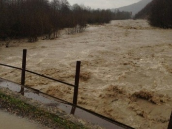 В результате сильного ливня в Закарпатской области повреждены опоры двух мостов
